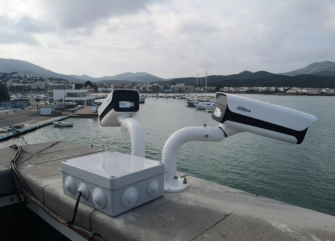 Càmeres de videovigilància en un port instal·lades per Nimbus Telecom